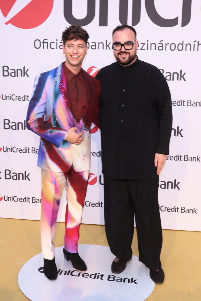 Doprovod mu dělal partner Dominik, který byl v kompletně černém outfitu. 