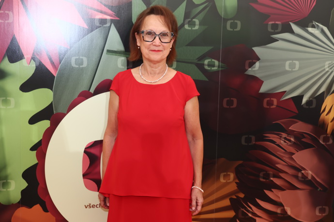 Herečka výrazný look zjemnila elegantními perlovými šperky. Naopak červená rtěnka a moderní brýle podrtrhly současnost celého looku.