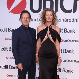 I Pavol Habera a Daniela Peštová tvoří překrásný a perfektně sladěný pár už několik desítek let. Na prestižním večírku ve Varech vsadili na elegantní styling, kterému tmavé tóny dodaly na dramatičnosti.