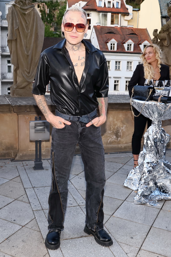 Jaro je velkým fanouškem návrhářky Debbie Brown a takto přišel oblečený na jednu z jejích přehlídek. 