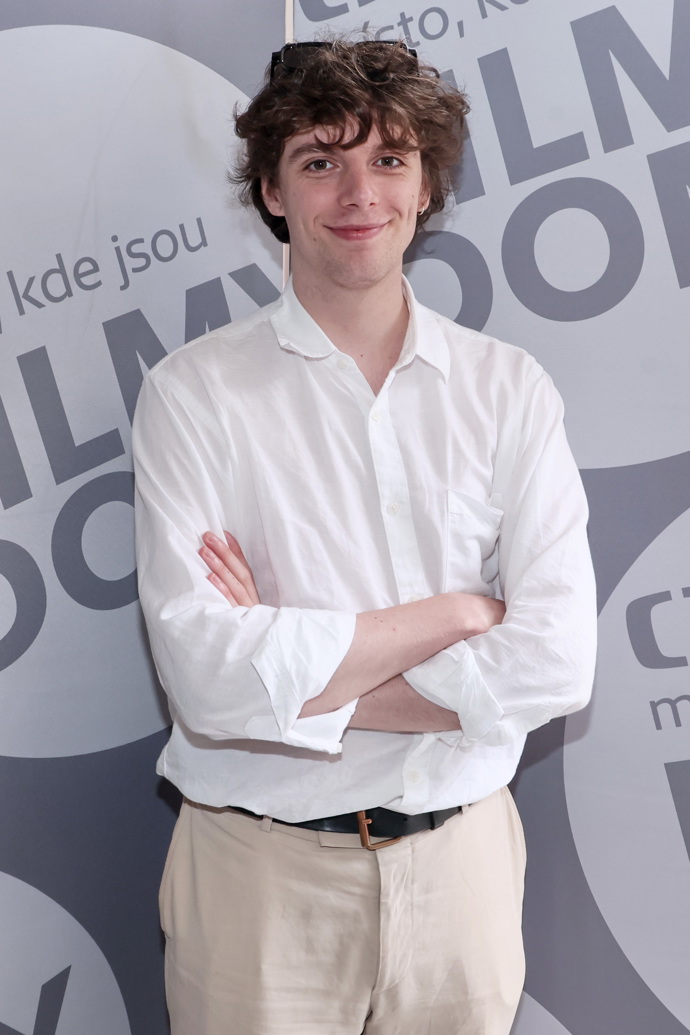 Příjemný letní outfit si vybral i slovenský herec Adam Kubala, který  ve snímku Nepela ztvárnil krasobruslařskou legendu.