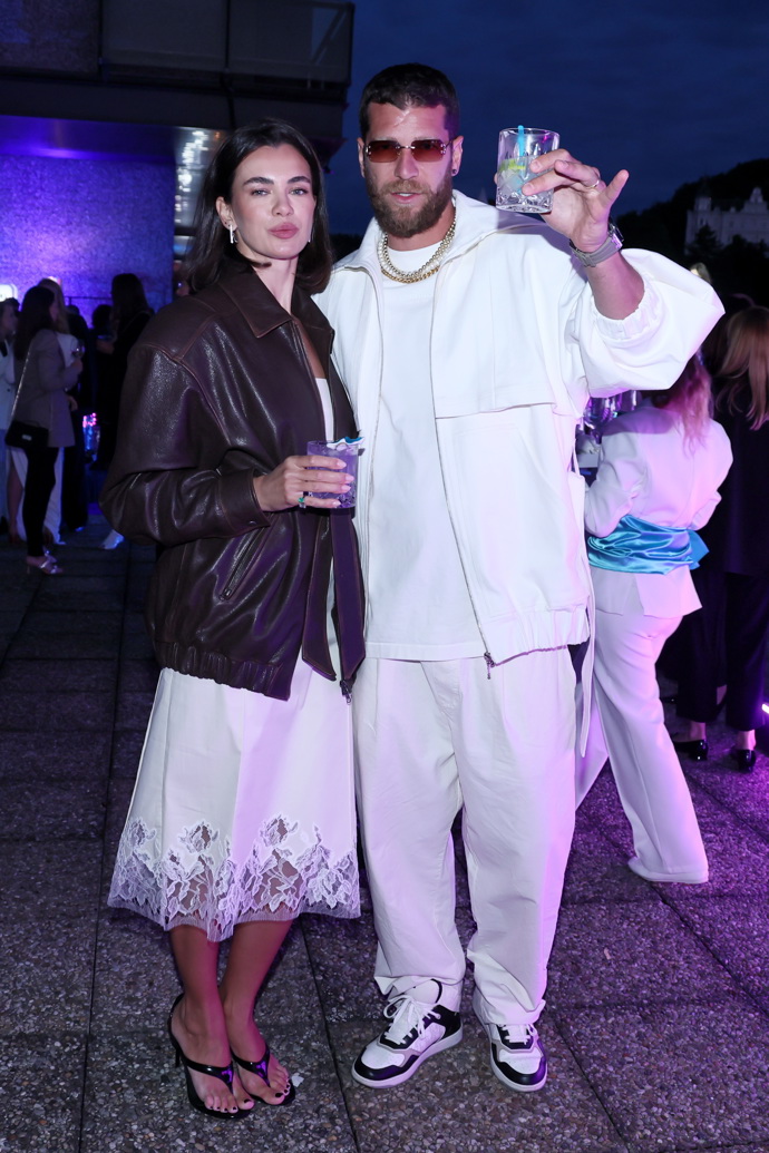 Ten se spolu se svou manželkou, modelkou Marií Dušičkou, zúčastnil třeba party Allwyn. Majk Spirit vsadil na typický rapperský outfit a mix komfortu s luxusem