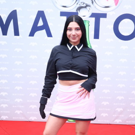 Takhle to mladé zpěvačce slušelo v Karlových Varech, kde si zazpívala přímo u vřídla. 