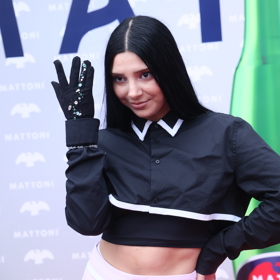 Pam Rabbit dbá také na atypické doplňky, oblíbila si například černou rukavici. 