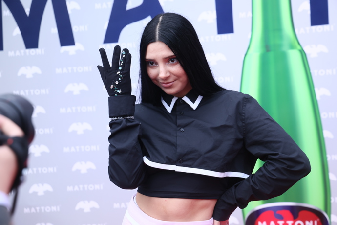 Pam Rabbit dbá také na atypické doplňky, oblíbila si například černou rukavici. 