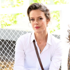 Herečka oblékla vypasovanější košili, která sukni krásně doplnila. Vykasané rukávy pak přidaly na ležérnosti.