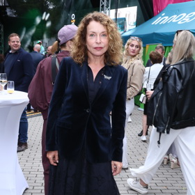 Petra Buzková se v Karlových Varech blýskla v elegantním, ale nikoliv usedlém tmavomodrém outfitu. Sametové sako a krajkové šaty působily luxusně a noblesně