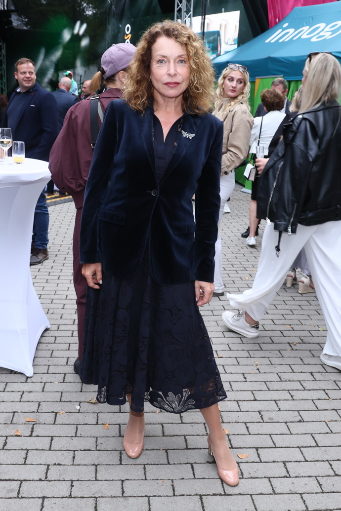 Petra Buzková se v Karlových Varech blýskla v elegantním, ale nikoliv usedlém tmavomodrém outfitu. Sametové sako a krajkové šaty působily luxusně a noblesně