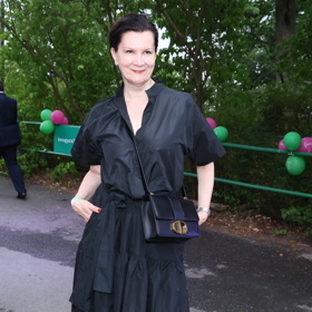 Návrhářka Tatiana Kovaříková oblékla jednoduché černé šaty košilového střihu a k nim vynesla černou crossbody kabelku.