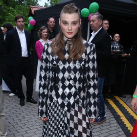 Její kolegyně Kateřina Falbrová měla na sobě černo-bílý kostkovaný model s dlouhým rukávem.