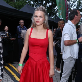 Mladičká herečka Maya Kintera z dramatu Sbormistr oblékla rudé večerní šaty a odhalila ramena.