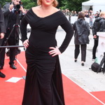 Na ukončení letošního filmového festivalu letos Lenka Krobotová oblékla černé večerní šaty s dlouhou vlečkou.
