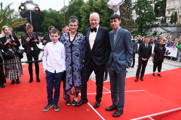 Švédský herec a šestinásobný otec Stellan Skarsgård dorazil na zakončení s manželkou Megan Everett-Skarsgård a nejmladšími syny Ossianem a Kolbjörnem. Volbou barvy outfitů krásně rozbili fádní čerň.
