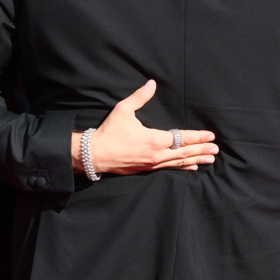 Detail ruky Milana Peroutky: Jeho šperky i s náhrdelníkem od firmy Halada byly v hodnotě 5 milionů korun.