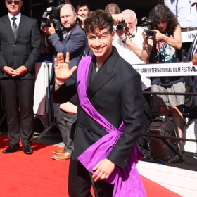 Milan Peroutka se na zahájení filmového festivalu v Karlových Varech pečlivě připravil a chtěl sel třpytit.