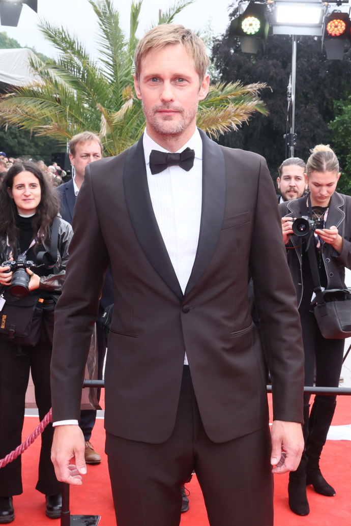 Jestli to na slavnostním zakončení kromě Kláry Issové někomu vyloženě seklo, pak to byl herec Alexander Skarsgård, nejstarší syn oceněného Stellana. V perfektně padnoucím tmavě hnědém obleku ukázal, že módě opravdu rozumí, a co víc, je to nádherný chlap!