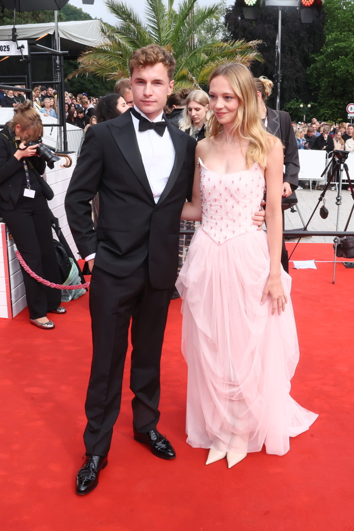 Na klasiku vsadil poslední vítěz StarDance Oscar Hes, partnerka Dorota Suchá pak zvolila něžně růžové šaty na ramínka.