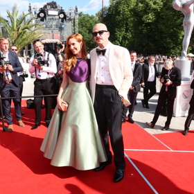 Herečka Hana Vagnerová rozzářila červený koberec v Karlových Varech v krásných šatech z dílny Borise Krále. Společnost jí dělal kolega Stanislav Majer.