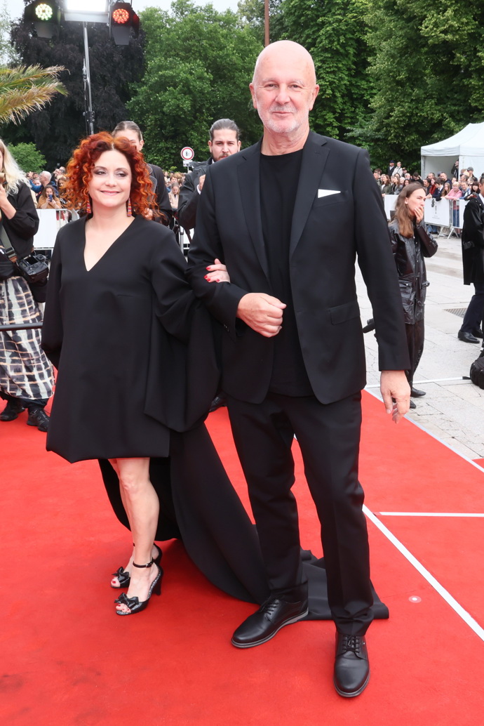 Skladatel Ondřej Soukup nezklamal a dorazil celý v černém, jeho partnerka, zpěvačka Lucia Šoralová, oblečená v krátkých černých šatech s vlečkou od návrhářky Martiny Pipkové Loudové, zpestřila barevnou uniformitu zrzavými vlasy.