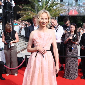 Herečka Jana Plodková nikdy nešlápne vedle a dokázala to i v Karlových Varech, kam si vzala něžně růžové šaty od Zuzany Kubíčkové zdobené uzounkým černým páskem.