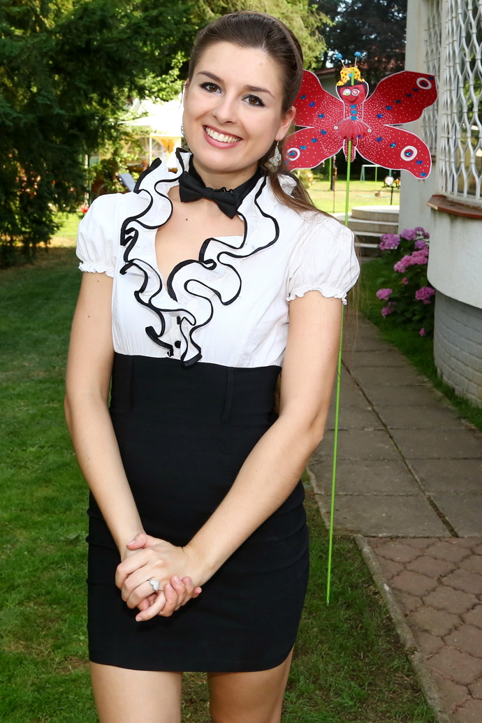Eliška Jandová zahrnula černého motýlka do svého černo - bílého outfitu. 