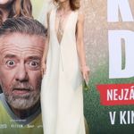 Herečka Petra Bučková na premiéru filmu Kouzlo derby oblékla šaty s odvážným výstřihem.