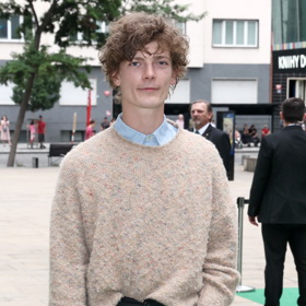 Herec Petr Uhlík sáhnul po svetru. Celkově jeho outfit působil elegantně, ale pořád uvolněně