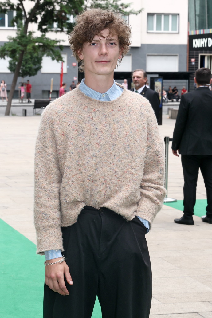 Herec Petr Uhlík sáhnul po svetru. Celkově jeho outfit působil elegantně, ale pořád uvolněně