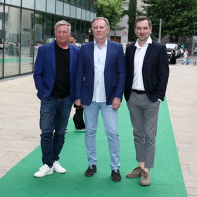 Různé odstíny modré jejich outfitům dominovaly.