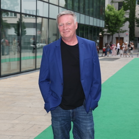 Herec Michal Dlouhý zvolil inkoustově modré sako, pod které oblékl jednoduché černé tričko.