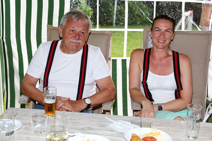 Také Karel Šíp s manželkou oblékli kšandy. 