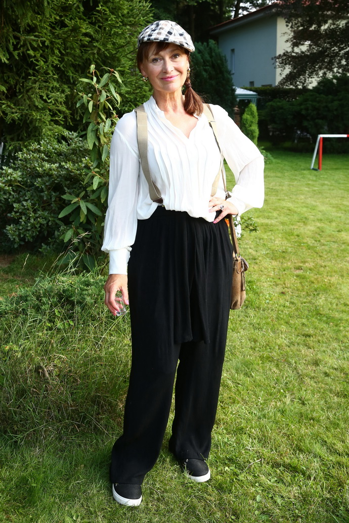 Petra Černocká kšandami vylepšila svůj černo - bílý outfit. 