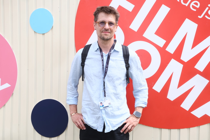 Slovesnký herec Juraj Loj má modrou barvu v oblibě. Na filmovém festivalu v Karlových Varech ji oblékl v různých odstínech