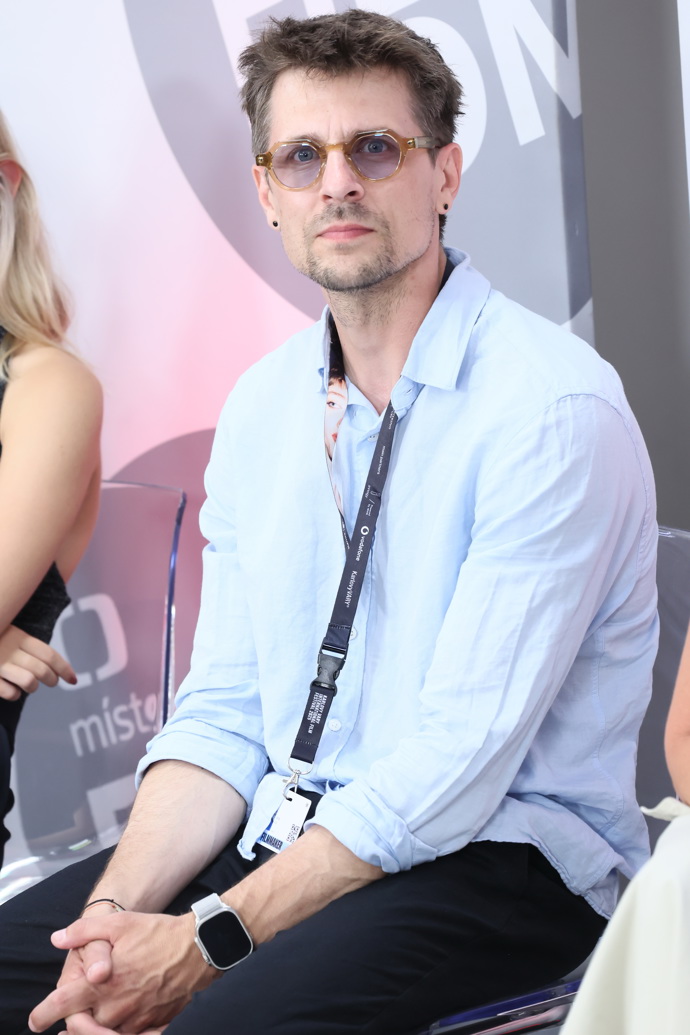 Světle modrá košile umí být podobně univerzální a nadčasová jako ta bílá.