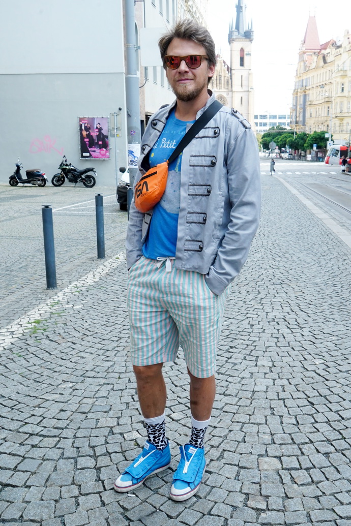 Vojtěch Dyk některé módní kousky nosí opakovaně. Třeba jako tuto bundu, která našla uplatnění v letním outfitu...