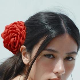 Sponka do vlasů s květem z látky, Zara, 399 Kč