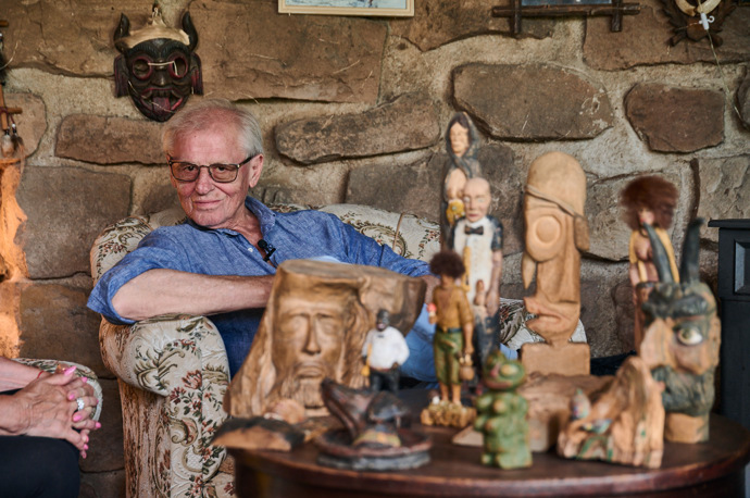 Laďa Kerndl nás pozval do svého kamenného vigvamu na zahradě. 