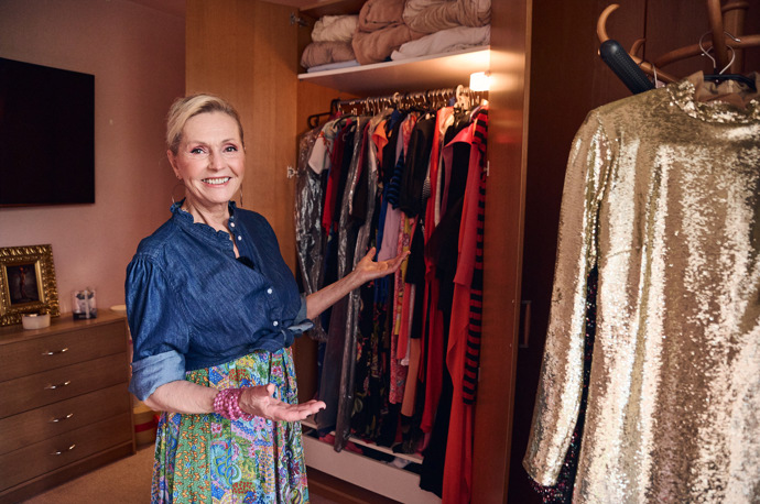 Helena Vondráčková nás pozvala do své prostorné šatny v domku za Prahou. Ukázala nám mnoho krásných kousků, které zde uchovává.