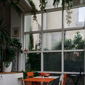 V zimní zahradě se také stoluje.