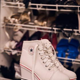 Ukázala nám i některé oblíbené tenisky - tyto bílé jsou speciální, protože jsou  na klínku.