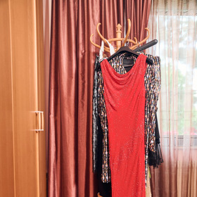 Červené šaty jsou velice slušivé.