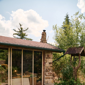 V zahradě Ladi Kerndla stojí Vigvam, což je místo, kde Kerndlovi rádi odpočívají třeba o Vánocích. Laďa zde ukrývá také nářadí, které potřebuje k řezbářské práci. A mnoho svých výtvorů.