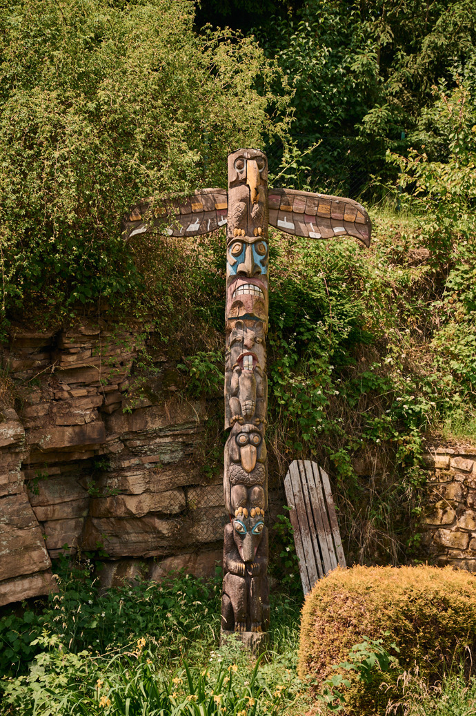 Postavený totem v celé své kráse