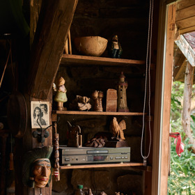 Vitrína se řezbářskými pracemi Ladi Kerndla