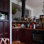 Celkový pohled na atypickou kuchyň Dagmar Peckové, zasazenou do obývacího prostoru.