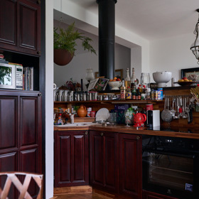 Celkový pohled na atypickou kuchyň Dagmar Peckové, zasazenou do obývacího prostoru.