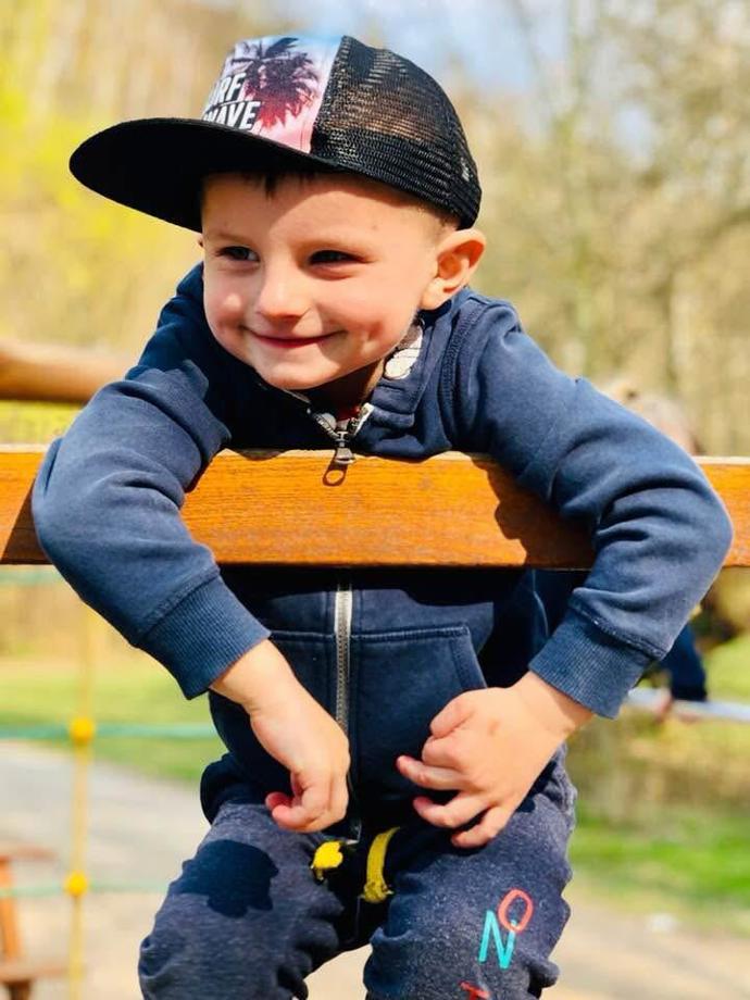 Alex v mladším věku. Za dědou byl chlapec v nemocnici.