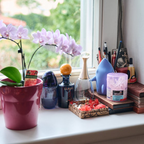 Pár drobností se vešlo na parapet u kuchyňského stolu.