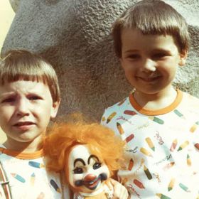 Kalkulátor Jakub Kvášovský (vpravo) společně se svým bratrem. 