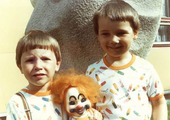 Se svým bratrem na fotografii z dětství. 